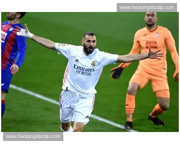 世界杯赛场上的荣耀与梦想：探秘足球赛事背后的激情与文化